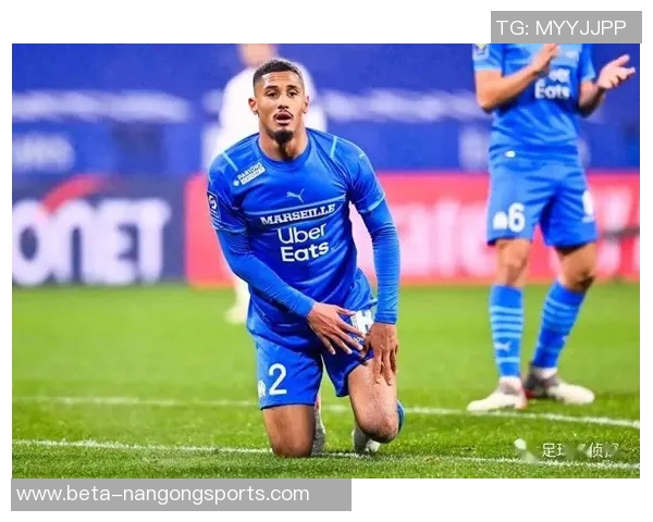 马丁内斯的传奇旅程：从足球新星到世界级教练的蜕变与挑战